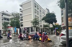 H&agrave; Nội: Một số tuyến phố tho&aacute;t ngập sau 30 ph&uacute;t mở cửa xả
