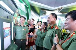Lan tỏa thông điệp 'Tổ quốc bình yên' từ không gian mở Hồ Gươm