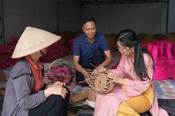 Hành trình của những sợi cỏ tế
