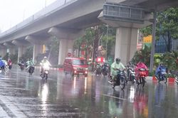 Hà Nội mưa dông vào tối và đêm nay