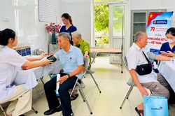Phường Ho&agrave;ng Mai kh&aacute;m bệnh cho đối tượng ch&iacute;nh s&aacute;ch
