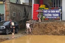 Thi công Quốc lộ 6: Người dân gặp khó khăn khi ra khỏi nhà
