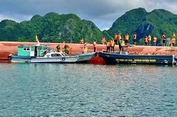 Lật t&agrave;u tr&ecirc;n v&ugrave;ng biển V&acirc;n Đồn, Quảng Ninh, 3 người được cứu, 2 người mất t&iacute;ch