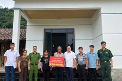 Trao kinh phí hỗ trợ xây dựng nhà ở cho hộ nghèo, cận nghèo tại xã Kim Đồng