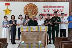 Đoàn công tác tỉnh thăm, tặng quà thương binh, bệnh binh tại Trung tâm Điều dưỡng người có công tỉnh Ninh Bình