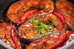 Kho cá dùng nước sôi hay nước lạnh thì không tanh?