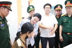 Kh&aacute;m, cấp thuốc miễn ph&iacute; cho hơn 600 người d&acirc;n bi&ecirc;n giới Việt - L&agrave;o