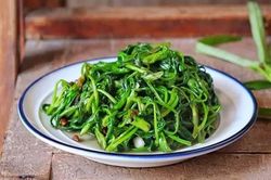 Muốn rau muống xào xanh mướt, giòn ngon như ngoài hàng, bà nội trợ đừng bỏ qua bước này