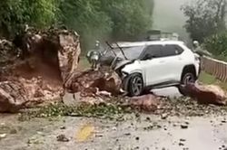 Đá lăn đè bẹp đầu ô tô ở Sơn La