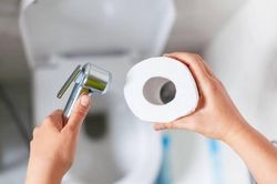 Dùng giấy vệ sinh hay vòi xịt tốt hơn?
