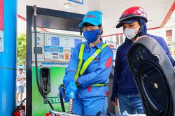 Gi&aacute; xăng tiếp tục giảm, E10 về s&aacute;t 20.000 đồng/l&iacute;t
