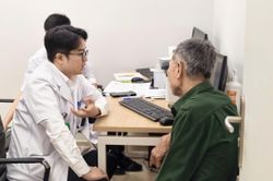 Hơn 300 bệnh nhân đến BV Việt Đức cơ sở Ninh Bình khám trong ngày đầu mở cửa