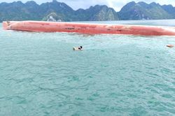Lật tàu hàng trên biển Quảng Ninh, 5 người gặp nạn