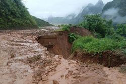 Mưa lũ ở Điện Biên làm 169 nhà dân hư hại, quốc lộ sạt lở