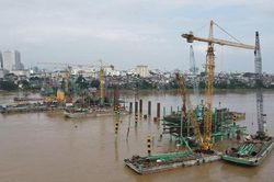 Ba đại c&ocirc;ng trường vượt s&ocirc;ng Hồng tăng tốc
