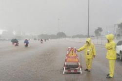 Mưa lớn chiều 9-7: Công ty Thoát nước Hà Nội ứng trực tại nhiều điểm trọng yếu