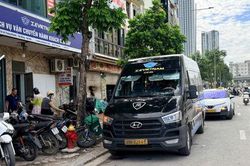 Nhức nhối vấn nạn xe limousine cản trở giao thông, lấn chiếm vỉa hè