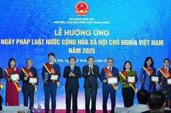 Tổ chức b&igrave;nh chọn, khen thưởng 'Gương s&aacute;ng ph&aacute;p luật' năm 2026