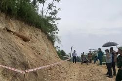 Nguy cơ sạt lở m&aacute;i dốc đe dọa an to&agrave;n tại Đền S&oacute;c, H&agrave; Nội k&iacute;ch hoạt ứng ph&oacute; khẩn cấp