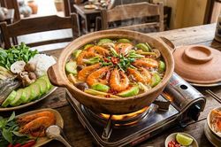 Vì sao lẩu tôm bầu là món ăn lý tưởng trong mùa hè?