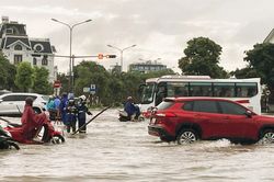 Mưa lớn làm ngập sâu nhiều tuyến phố Hải Phòng, người dân khó khăn di chuyển