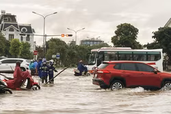 Mưa lớn làm ngập sâu nhiều tuyến phố Hải Phòng, người dân khó khăn di chuyển
