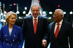 Nhiều lãnh đạo NATO không thể mang món quà của Tổng thống Erdogan về nước vì điều này