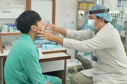 Ăn quá nóng, nam thanh niên bị tổn thương vùng họng