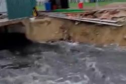 Bãi biển Sầm Sơn xuất hiện dòng nước đen vẩn đục