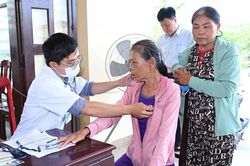 Khám sàng lọc miễn phí bệnh hô hấp cho 1.200 người dân ở Huế