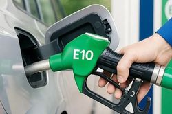 Gi&aacute; xăng giảm, E10RON95 c&ograve;n 20.003đ/l&iacute;t