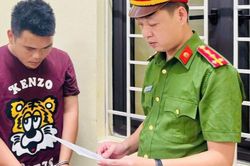 Nam thanh ni&ecirc;n cầm 'ph&oacute;ng lợn' chống đối CSGT trong đ&ecirc;m