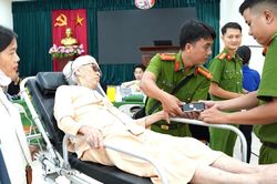 X&uacute;c động h&igrave;nh ảnh c&ocirc;ng an, nh&acirc;n vi&ecirc;n y tế TP Huế lấy mẫu ADN th&acirc;n nh&acirc;n liệt sĩ, thắp hy vọng 'trả lại t&ecirc;n' cho c&aacute;c anh h&ugrave;ng