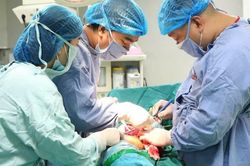 Cứu sống nam thanh ni&ecirc;n h&ocirc;n m&ecirc; v&igrave; đa chấn thương, vỡ b&agrave;ng quang