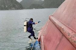 Nỗ lực tìm kiếm người mất tích trong vụ lật tàu hàng trên biển Vân Đồn