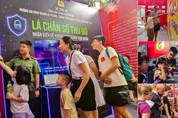 Sức hút từ không gian tương tác đặc biệt của Công an Thủ đô bên Hồ Gươm