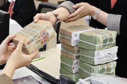 V&igrave; sao l&atilde;i suất huy động tăng cao?