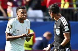 Mbappe nổi giận với trọng t&agrave;i