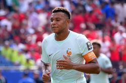 Người h&acirc;m mộ tố trọng t&agrave;i 'g&agrave;i bẫy' Mbappe