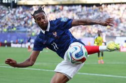 Olise khuấy đảo World Cup bằng 4 đôi giày Nike bị 'khai tử'