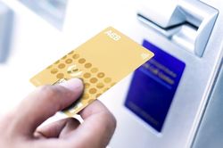 Một ng&acirc;n h&agrave;ng tăng l&atilde;i suất thẻ t&iacute;n dụng l&ecirc;n gần 50%/năm