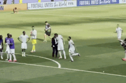 Cảnh cầu thủ Ph&aacute;p chờ 'đ&ocirc; đốc' Mbappe ra hiệu ăn mừng g&acirc;y cười