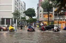 H&agrave; Nội l&yacute; giải cảnh ngập cục bộ một số tuyến đường sau nửa giờ mưa lớn