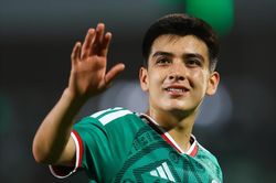 Bị loại ở World Cup, sao trẻ Mexico về nước tốt nghiệp cấp ba
