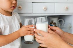 Có nên uống sữa trước khi ngủ không?