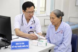 Thuốc miễn phí cho người bệnh: Không thanh toán trùng Bảo hiểm y tế