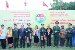 Đại tướng Phan Văn Giang và Đại tướng Khamliang Outhakaysone múa Lamvong, nhảy sạp cùng đồng bào biên giới