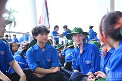 [Ảnh] Chiến dịch tình nguyện 'Mùa hè xanh' của tuổi trẻ Thủ đô thu hút sinh viên nước ngoài