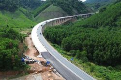 Phấn đấu ho&agrave;n th&agrave;nh tuyến ch&iacute;nh cao tốc La Sơn-H&ograve;a Li&ecirc;n trong th&aacute;ng 8