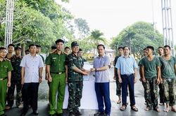 Điện Bi&ecirc;n thăm, động vi&ecirc;n c&aacute;n bộ, chiến sĩ thu nhận h&agrave;i cốt liệt sĩ tại c&aacute;c nghĩa trang liệt sĩ tr&ecirc;n địa b&agrave;n